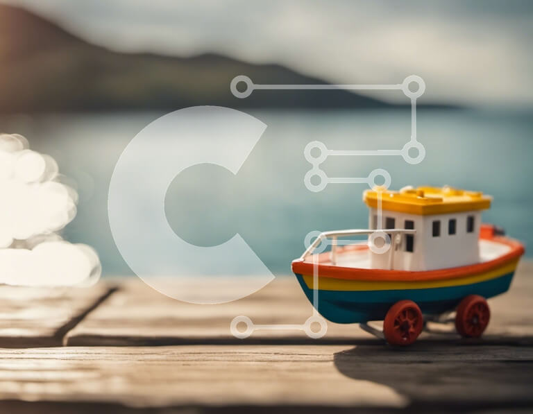 Intra Συλλεκτικό Ξύλινο Παζλ Plywood  4mm - Πολύχρωμο σκάφος παιχνιδιών στην ξύλινη αποβάθρα με θέα στο βουνό Σε Ξύλινο Κουτί - Διαστάσεις: 10x10 cm – 25 κομμάτια