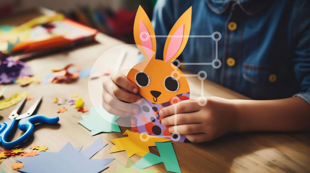 Intra Συλλεκτικό Ξύλινο Παζλ Plywood  4mm - Παιδί που φτιάχνει το πασχαλινό λαγουδάκι με χαρτί και ψαλίδι Σε Ξύλινο Κουτί - Διαστάσεις: 10x10 cm – 25 κομμάτια