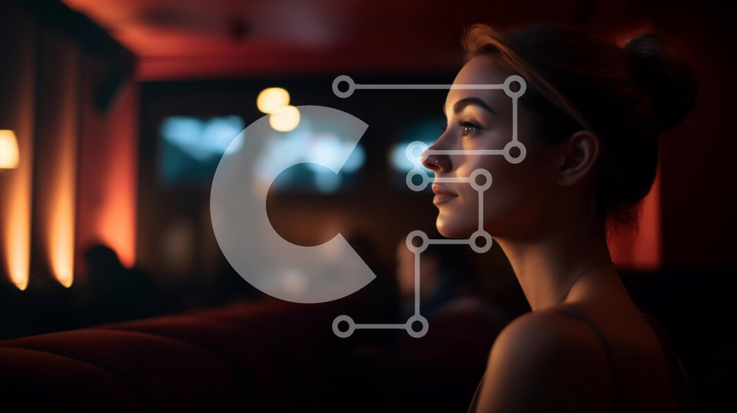 Intra Συλλεκτικό Ξύλινο Παζλ Plywood  4mm - Όμορφη εικόνα γυναίκας που κάθεται στον κινηματογράφο Σε Ξύλινο Κουτί - Διαστάσεις Puzzle: 10x10 cm – 25 κομμάτια