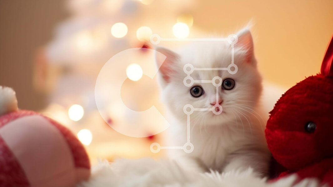 Σετ των 2 Intra Συλλεκτικό Ξύλινο Παζλ Plywood  4mm - Λευκό γατάκι σε γούνινες κουβέρτες μπροστά από το χριστουγεννιάτικο δέντρο Σε Ξύλινο Κουτί - Διαστάσεις: 10x10 cm – 25 κομμάτια