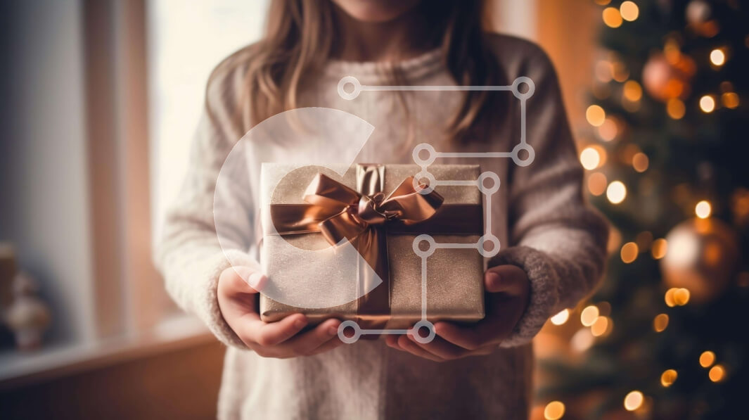 Intra Συλλεκτικό Ξύλινο Παζλ Plywood  4mm - Νεαρό κορίτσι που κρατά ένα ανοιχτό κουτί δώρου μπροστά από το χριστουγεννιάτικο δέντρο Σε Ξύλινο Κουτί - Διαστάσεις: 10x10 cm – 25 κομμάτια