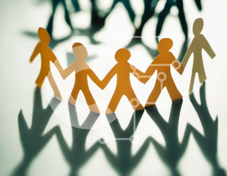 Intra Συλλεκτικό Ξύλινο Παζλ Plywood  4mm - Ομάδα ανθρώπων που έχουν κοπεί από χαρτί που κρατούν τα χέρια στο κενό διάστημα Σε Ξύλινο Κουτί - Διαστάσεις Puzzle: 10x10 cm – 25 κομμάτια