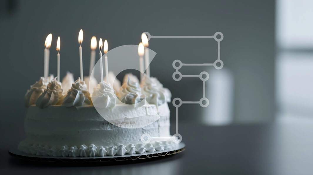 Intra Συλλεκτικό Ξύλινο Παζλ Plywood  4mm - Λευκή τούρτα γενεθλίων με εννέα αναμμένα κεριά Σε Ξύλινο Κουτί - Διαστάσεις: 10x10 cm – 25 κομμάτια