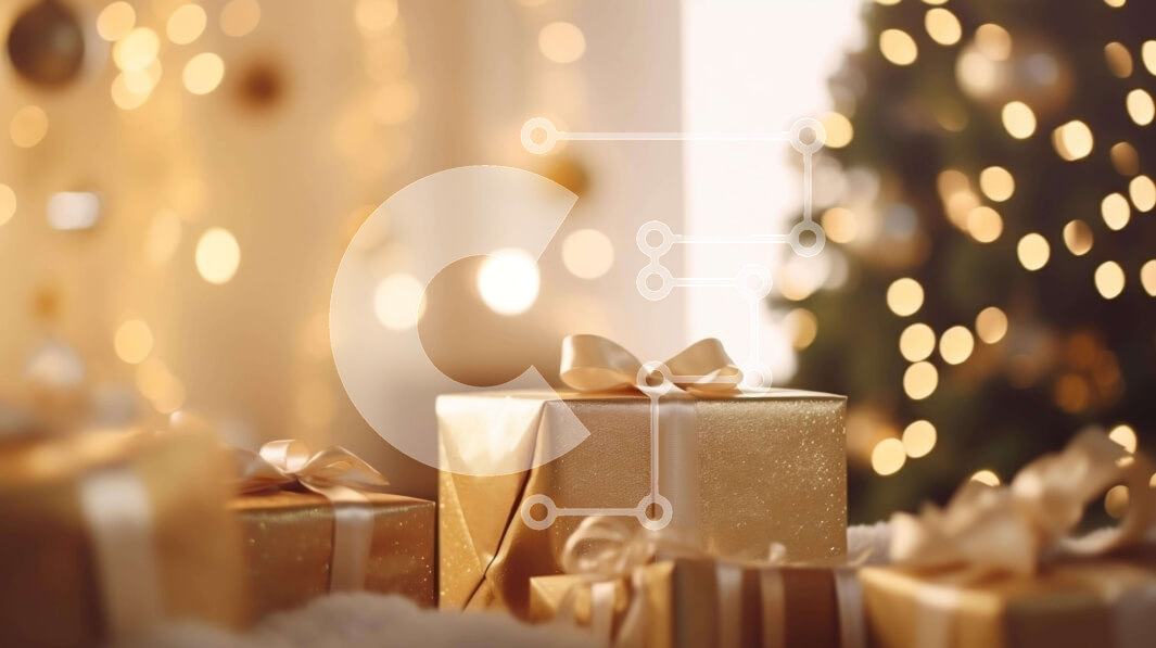 Intra Συλλεκτικό Ξύλινο Παζλ Plywood  4mm - Χρυσά κουτιά δώρων στο τραπέζι με φωτισμένο χριστουγεννιάτικο δέντρο Σε Ξύλινο Κουτί - Διαστάσεις: 10x10 cm – 25 κομμάτια