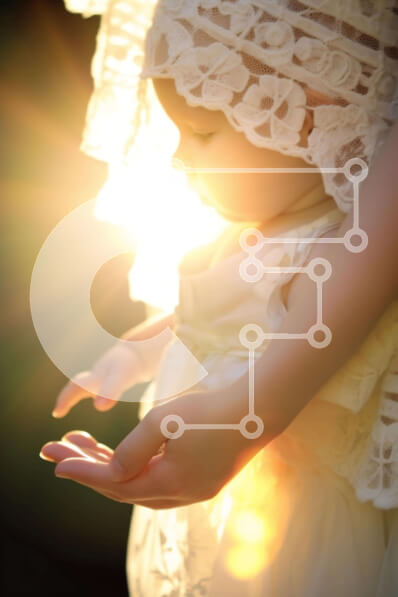 Intra Συλλεκτικό Ξύλινο Παζλ Plywood  4mm - Μωρό που απλώνει το χέρι στον ήλιο Σε Ξύλινο Κουτί - Διαστάσεις Puzzle: 10x10 cm – 25 κομμάτια