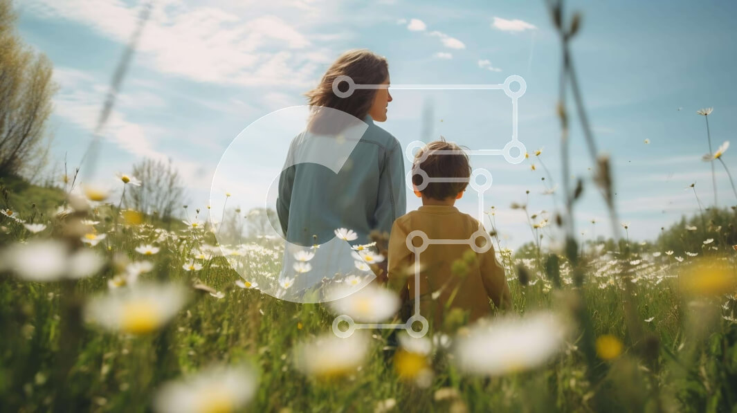 Intra Συλλεκτικό Ξύλινο Παζλ Plywood  4mm - Μητέρα και γιος που περπατούν στο χωράφι με τις μαργαρίτες Σε Ξύλινο Κουτί - Διαστάσεις: 10x10 cm – 25 κομμάτια