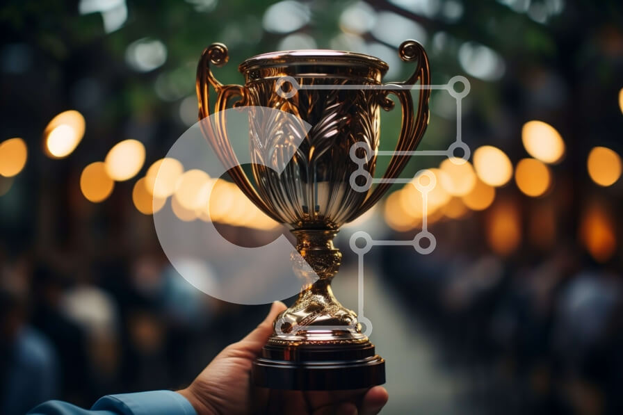 Intra Συλλεκτικό Ξύλινο Παζλ Plywood  4mm - Πρωταθλητής που κρατά το τρόπαιο μπροστά στο ενθουσιώδες πλήθος Σε Ξύλινο Κουτί - Διαστάσεις Puzzle: 10x10 cm – 25 κομμάτια