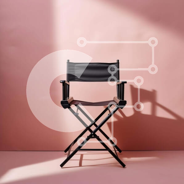 Intra Συλλεκτικό Ξύλινο Παζλ Plywood  4mm - Κενή καρέκλα σκηνοθέτη ενάντια στον ροζ τοίχο Σε Ξύλινο Κουτί - Διαστάσεις Puzzle: 10x10 cm – 25 κομμάτια