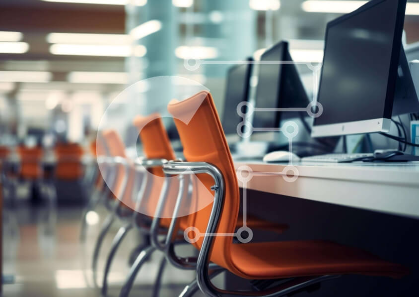 Intra Συλλεκτικό Ξύλινο Παζλ Plywood  4mm - Χώρος γραφείου με σειρές από πορτοκαλί καρέκλες και υπολογιστές Σε Ξύλινο Κουτί - Διαστάσεις Puzzle: 10x10 cm – 25 κομμάτια