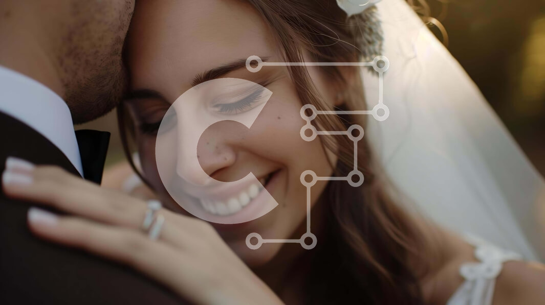 Intra Συλλεκτικό Ξύλινο Παζλ Plywood  4mm - Νεόνυμφο ζευγάρι αγκαλιάζεται και χαμογελά με νυφική ​​ενδυμασία Σε Ξύλινο Κουτί - Διαστάσεις Puzzle: 10x10 cm – 25 κομμάτια