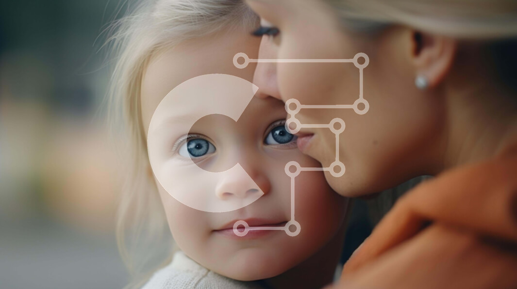 Intra Συλλεκτικό Ξύλινο Παζλ Plywood  4mm - Μητέρα και κόρη αγκαλιάζονται Σε Ξύλινο Κουτί - Διαστάσεις Puzzle: 10x10 cm – 25 κομμάτια