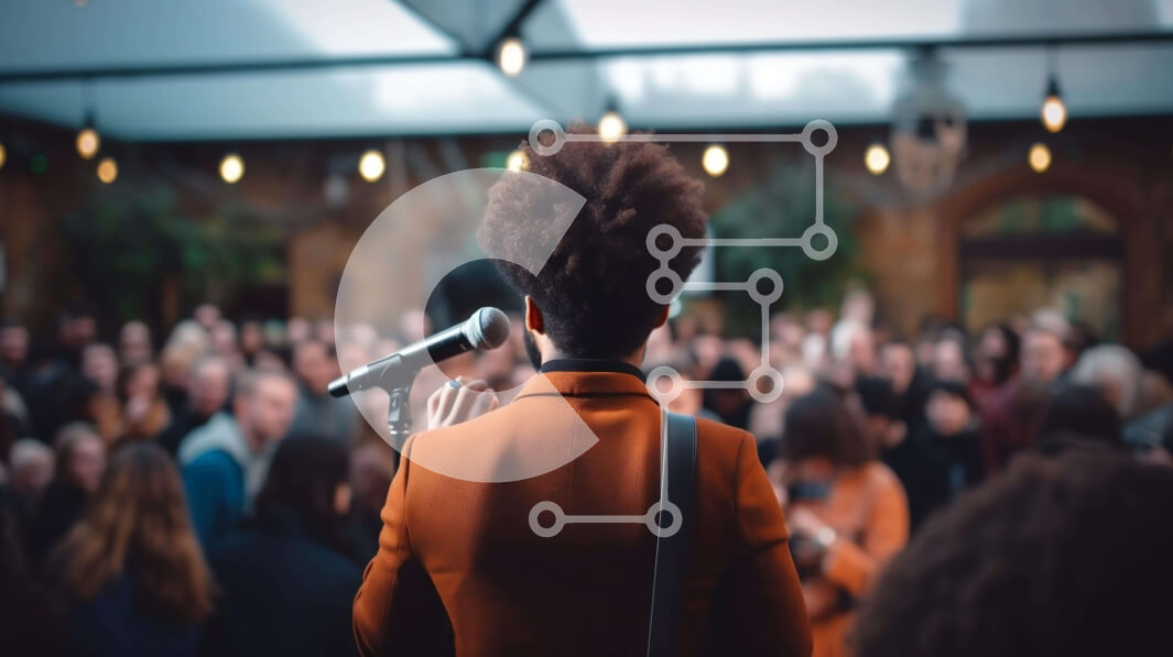 Intra Συλλεκτικό Ξύλινο Παζλ Plywood  4mm - Γυναίκα που μιλά σε εκδήλωση ή διάσκεψη με μικρόφωνο Σε Ξύλινο Κουτί - Διαστάσεις Puzzle: 10x10 cm – 25 κομμάτια