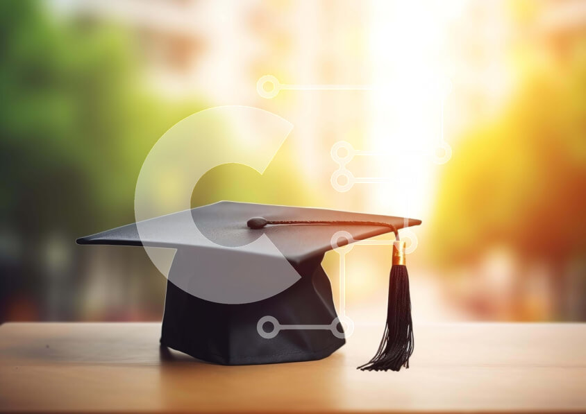 Intra Συλλεκτικό Ξύλινο Παζλ Plywood  4mm - Μαύρο καπέλο αποφοίτησης σε ξύλινο τραπέζι με τον ορίζοντα της πόλης Σε Ξύλινο Κουτί - Διαστάσεις Puzzle: 10x10 cm – 25 κομμάτια