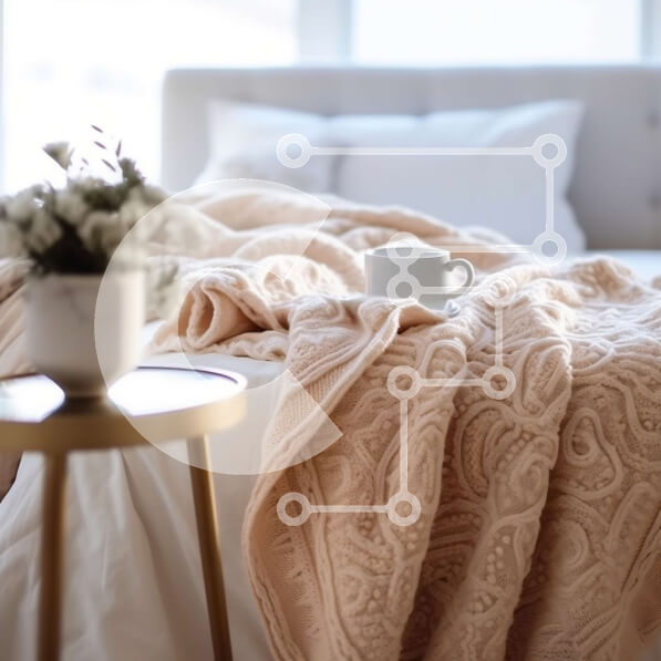 Intra Συλλεκτικό Ξύλινο Παζλ Plywood  4mm - Άνετη μπεζ κουβέρτα σε λευκό κρεβάτι με λευκά μαξιλάρια Σε Ξύλινο Κουτί - Διαστάσεις Puzzle: 10x10 cm – 25 κομμάτια