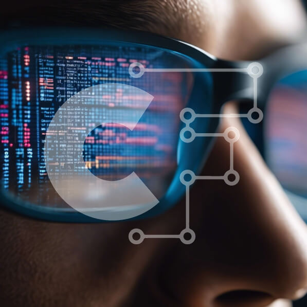 Intra Συλλεκτικό Ξύλινο Παζλ Plywood  4mm - Άνδρας που φοράει γυαλιά κοιτάζοντας τον κωδικό υπολογιστή Σε Ξύλινο Κουτί - Διαστάσεις Puzzle: 10x10 cm – 25 κομμάτια