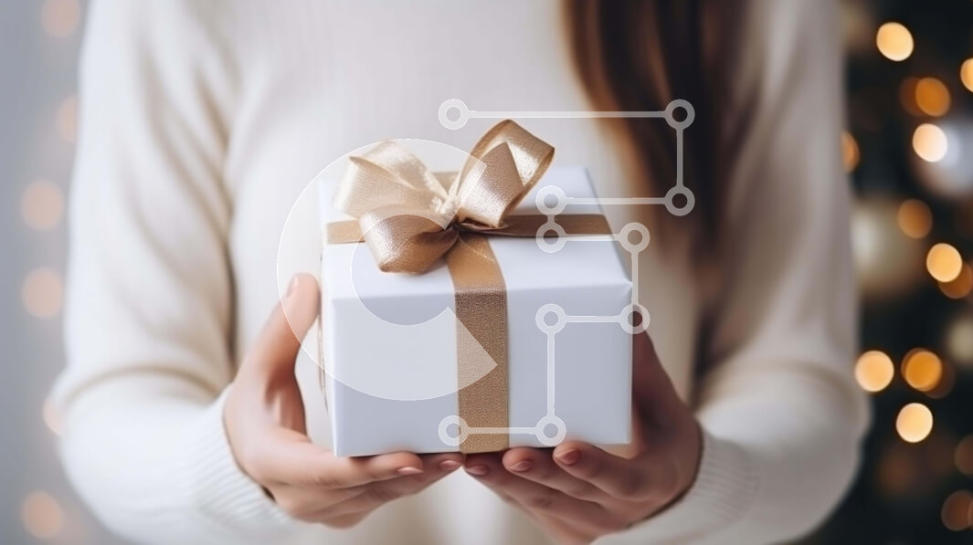 Intra Συλλεκτικό Ξύλινο Παζλ Plywood  4mm - Γυναίκα που κρατά ένα λευκό κουτί δώρου με χρυσές κορδέλες Σε Ξύλινο Κουτί - Διαστάσεις: 10x10 cm – 25 κομμάτια