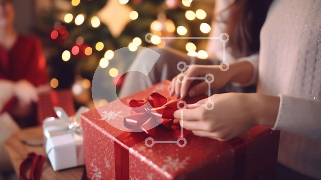 Intra Συλλεκτικό Ξύλινο Παζλ Plywood  4mm - Γυναίκα που ανοίγει ένα κόκκινο κουτί δώρου μπροστά από ένα χριστουγεννιάτικο δέντρο Σε Ξύλινο Κουτί - Διαστάσεις: 10x10 cm – 25 κομμάτια