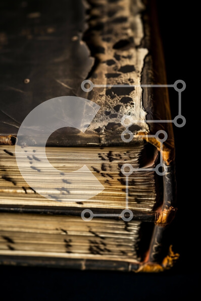 Intra Συλλεκτικό Ξύλινο Παζλ Plywood  4mm - Παλιό φθαρμένο βιβλίο σε μαύρο φόντο Σε Ξύλινο Κουτί - Διαστάσεις: 10x10 cm – 25 κομμάτια