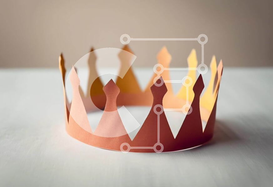 Intra Συλλεκτικό Ξύλινο Παζλ Plywood  4mm - Πορτοκαλί και κίτρινο χάρτινο στέμμα σε ημιτελές ξύλινο τραπέζι Σε Ξύλινο Κουτί - Διαστάσεις: 10x10 cm – 25 κομμάτια