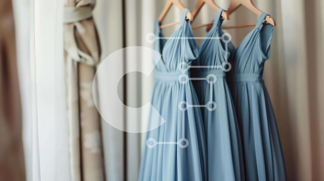 Intra Συλλεκτικό Ξύλινο Παζλ Plywood  4mm - Τρία μπλε φορέματα παράνυμφων που κρέμονται μπροστά από ένα παράθυρο Σε Ξύλινο Κουτί - Διαστάσεις Puzzle: 10x10 cm – 25 κομμάτια