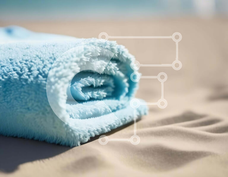 Intra Συλλεκτικό Ξύλινο Παζλ Plywood  4mm - Τακτοποιημένα διπλωμένη μπλε πετσέτα σε αμμώδη παραλία Σε Ξύλινο Κουτί - Διαστάσεις: 10x10 cm – 25 κομμάτια