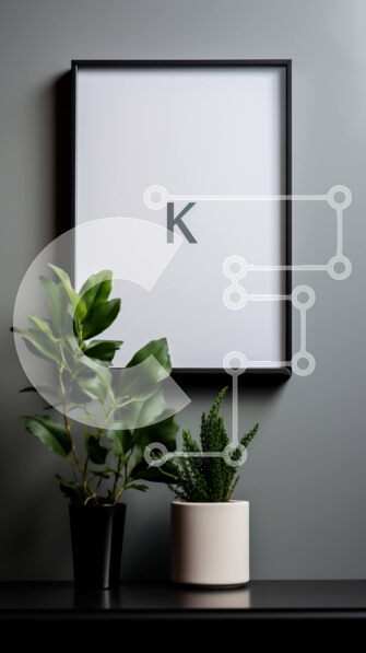 Intra Συλλεκτικό Ξύλινο Παζλ Plywood  4mm - Μαύρο πλαίσιο με γράμμα Κ και φυτό σε γλάστρα σε σκούρο γκρι τοίχο Σε Ξύλινο Κουτί - Διαστάσεις Puzzle: 10x10 cm – 25 κομμάτια