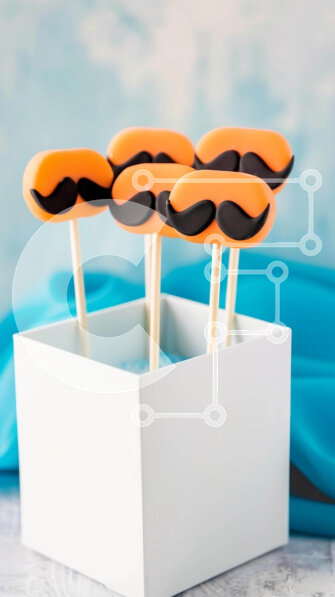 Intra Συλλεκτικό Ξύλινο Παζλ Plywood  4mm - Τούρτα σε σχήμα μουστάκι σκάει σε λευκό κουτί σε πορτοκαλί τραπεζομάντιλο Σε Ξύλινο Κουτί - Διαστάσεις: 10x10 cm – 25 κομμάτια