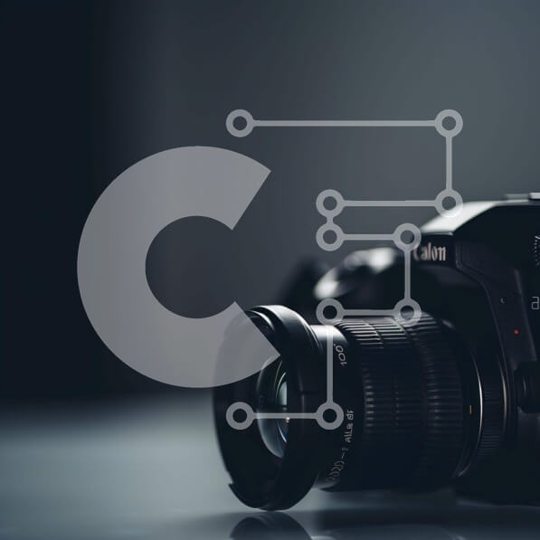 Intra Συλλεκτικό Ξύλινο Παζλ Plywood  4mm - Μαύρη κάμερα Canon στο τραπέζι Σε Ξύλινο Κουτί - Διαστάσεις: 10x10 cm – 25 κομμάτια