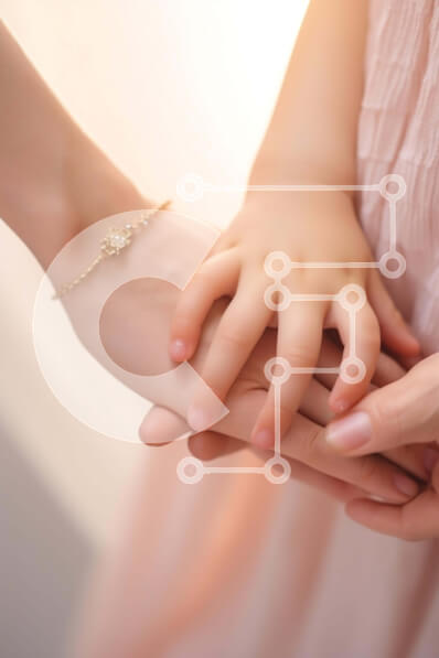 Intra Συλλεκτικό Ξύλινο Παζλ Plywood  4mm - Χέρια Κρατώντας Μαζί - Στιγμές Αγάπης και Σύνδεσης Σε Ξύλινο Κουτί - Διαστάσεις Puzzle: 10x10 cm – 25 κομμάτια