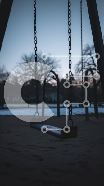 Intra Συλλεκτικό Ξύλινο Παζλ Plywood  4mm - Μοναχική κούνια σε κενή παιδική χαρά το σούρουπο Σε Ξύλινο Κουτί - Διαστάσεις Puzzle: 10x10 cm – 25 κομμάτια