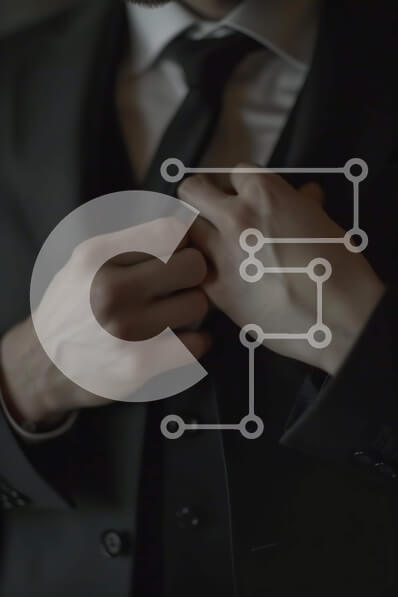 Intra Συλλεκτικό Ξύλινο Παζλ Plywood  4mm - Άνδρας με μαύρο κοστούμι που ρυθμίζει τη γραβάτα και το σακάκι με κουμπιά Σε Ξύλινο Κουτί - Διαστάσεις Puzzle: 10x10 cm – 25 κομμάτια