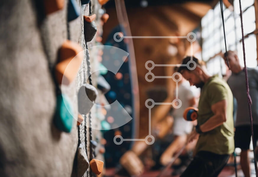 Intra Συλλεκτικό Ξύλινο Παζλ Plywood  4mm - Ομάδα ανθρώπων που σκαρφαλώνουν στον τοίχο βράχου στο εσωτερικό γυμναστήριο Σε Ξύλινο Κουτί - Διαστάσεις Puzzle: 10x10 cm – 25 κομμάτια