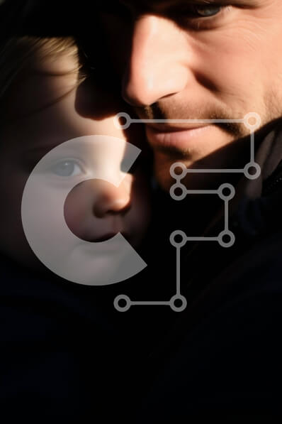 Intra Συλλεκτικό Ξύλινο Παζλ Plywood  4mm - Πατέρας που κρατά το βρέφος με το χαρούμενο χαμόγελο Σε Ξύλινο Κουτί - Διαστάσεις Puzzle: 10x10 cm – 25 κομμάτια