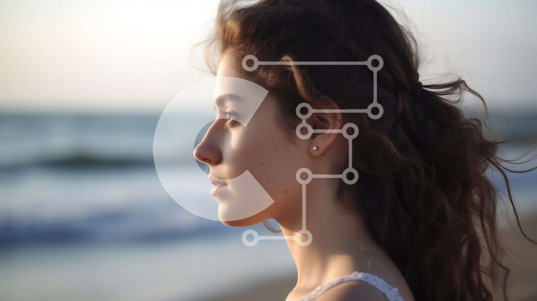 Intra Συλλεκτικό Ξύλινο Παζλ Plywood  4mm - Σοβαρή νεαρή γυναίκα με λευκό φόρεμα που στέκεται στην παραλία στο ηλιοβασίλεμα Σε Ξύλινο Κουτί - Διαστάσεις Puzzle: 10x10 cm – 25 κομμάτια