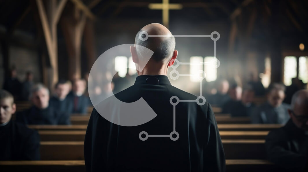 Intra Συλλεκτικό Ξύλινο Παζλ Plywood  4mm - Ιερέας σε μια άδεια εκκλησία που περιβάλλεται από ανθρώπους Σε Ξύλινο Κουτί - Διαστάσεις Puzzle: 10x10 cm – 25 κομμάτια