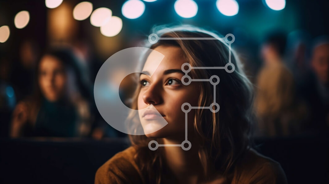 Intra Συλλεκτικό Ξύλινο Παζλ Plywood  4mm - Στοχαστική γυναίκα σε ημίφως με φόντο Bokeh Σε Ξύλινο Κουτί - Διαστάσεις Puzzle: 10x10 cm – 25 κομμάτια