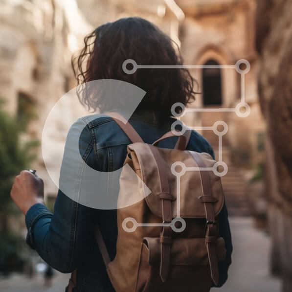 Intra Συλλεκτικό Ξύλινο Παζλ Plywood  4mm - Γυναίκα που κάνει πεζοπορία στην Πέτρα με δερμάτινο μπουφάν και σακίδιο Σε Ξύλινο Κουτί - Διαστάσεις Puzzle: 10x10 cm – 25 κομμάτια