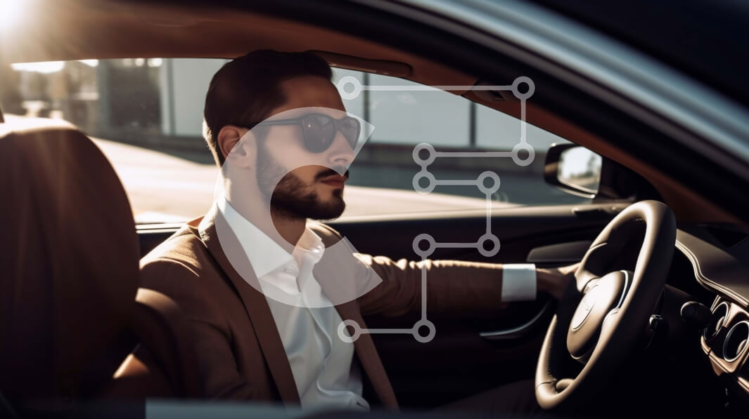 Intra Συλλεκτικό Ξύλινο Παζλ Plywood  4mm - Άνδρας που φοράει γυαλιά ηλίου οδηγώντας ένα αυτοκίνητο σε μια καθαρή μέρα Σε Ξύλινο Κουτί - Διαστάσεις Puzzle: 10x10 cm – 25 κομμάτια