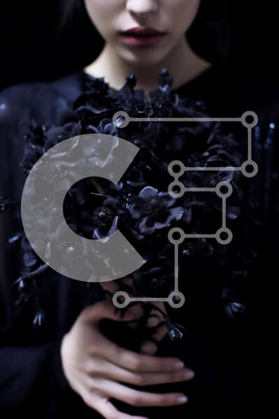 Intra Συλλεκτικό Ξύλινο Παζλ Plywood  4mm - Μυστηριώδης γυναίκα που κρατά μαύρο μπουκέτο λουλούδια Σε Ξύλινο Κουτί - Διαστάσεις Puzzle: 10x10 cm – 25 κομμάτια