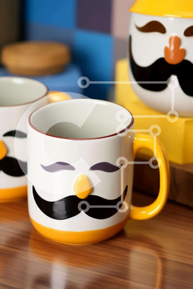 Σετ των 2 Intra Συλλεκτικό Ξύλινο Παζλ Plywood  4mm - Τρεις κούπες καφέ με μουστάκια σε ξύλινο τραπέζι Σε Ξύλινο Κουτί - Διαστάσεις: 10x10 cm – 25 κομμάτια