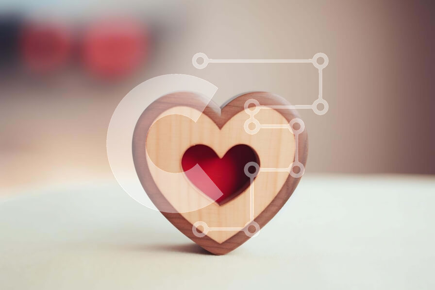 Intra Συλλεκτικό Ξύλινο Παζλ Plywood  4mm - Ξύλινο αντικείμενο σε σχήμα καρδιάς στο τραπέζι με θολό φόντο Σε Ξύλινο Κουτί - Διαστάσεις: 10x10 cm – 25 κομμάτια