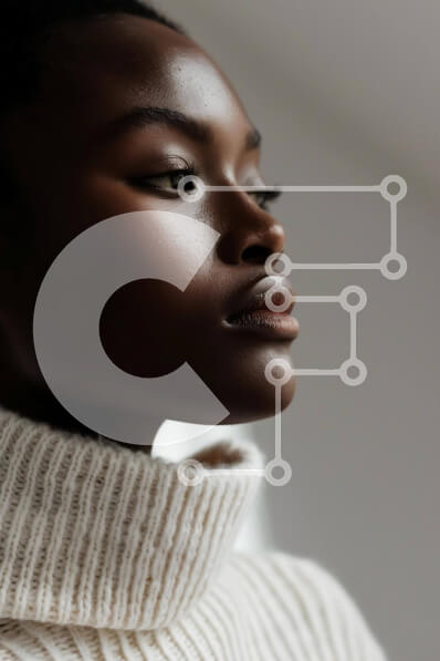 Intra Συλλεκτικό Ξύλινο Παζλ Plywood  4mm - Κομψή μαύρη γυναίκα με λευκό πουλόβερ με ζιβάγκο Σε Ξύλινο Κουτί - Διαστάσεις Puzzle: 10x10 cm – 25 κομμάτια