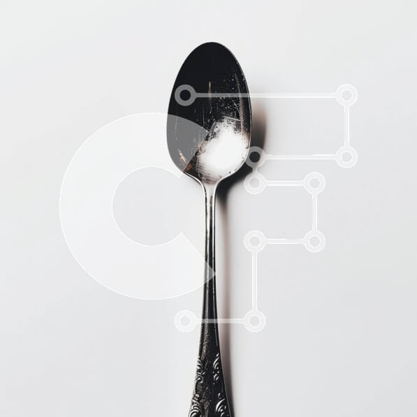 Intra Συλλεκτικό Ξύλινο Παζλ Plywood  4mm - Καλοδιατηρημένο ασημένιο κουτάλι σε λευκό τραπέζι Σε Ξύλινο Κουτί - Διαστάσεις: 10x10 cm – 25 κομμάτια