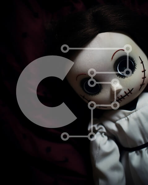 Intra Συλλεκτικό Ξύλινο Παζλ Plywood  4mm - Ανατριχιαστική κούκλα στο κρεβάτι Σε Ξύλινο Κουτί - Διαστάσεις Puzzle: 10x10 cm – 25 κομμάτια