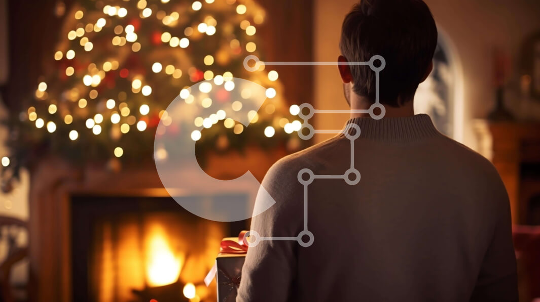 Intra Συλλεκτικό Ξύλινο Παζλ Plywood  4mm - Άνδρας μπροστά από το τζάκι με ανοιχτό δώρο και χριστουγεννιάτικο δέντρο Σε Ξύλινο Κουτί - Διαστάσεις: 10x10 cm – 25 κομμάτια