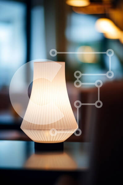 Intra Συλλεκτικό Ξύλινο Παζλ Plywood  4mm - Λευκό φωτιστικό σε ξύλινο τραπέζι μπροστά από το παράθυρο με περσίδες Σε Ξύλινο Κουτί - Διαστάσεις Puzzle: 10x10 cm – 25 κομμάτια