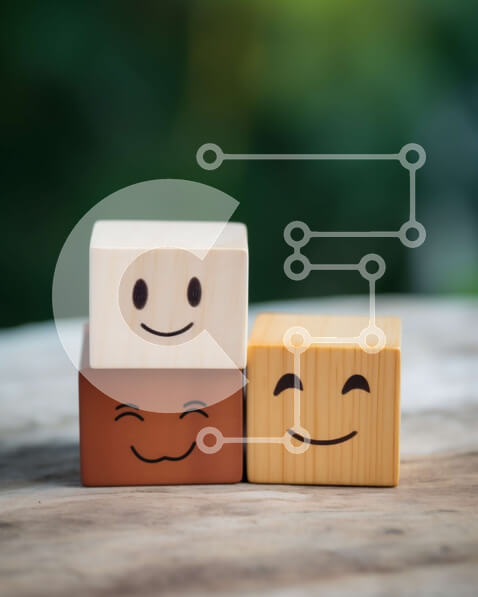 Intra Συλλεκτικό Ξύλινο Παζλ Plywood  4mm - Τρεις στοιβαγμένοι ξύλινοι μπλοκ με χαμογελαστά πρόσωπα Σε Ξύλινο Κουτί - Διαστάσεις Puzzle: 10x10 cm – 25 κομμάτια