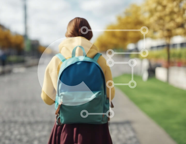 Intra Συλλεκτικό Ξύλινο Παζλ Plywood  4mm - Γυναίκα με κίτρινο πουλόβερ και μπλε σακίδιο πλάτης που περπατά το φθινόπωρο Σε Ξύλινο Κουτί - Διαστάσεις Puzzle: 10x10 cm – 25 κομμάτια