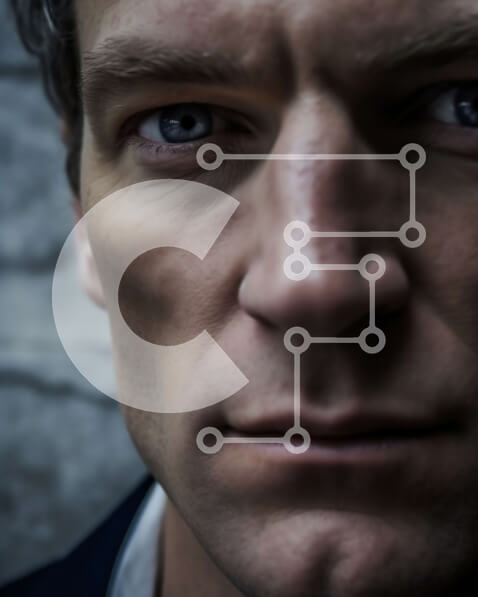 Intra Συλλεκτικό Ξύλινο Παζλ Plywood  4mm - Επαγγελματικό πορτρέτο ενός άνδρα με κοστούμι και γραβάτα με μπλε μάτια Σε Ξύλινο Κουτί - Διαστάσεις Puzzle: 10x10 cm – 25 κομμάτια