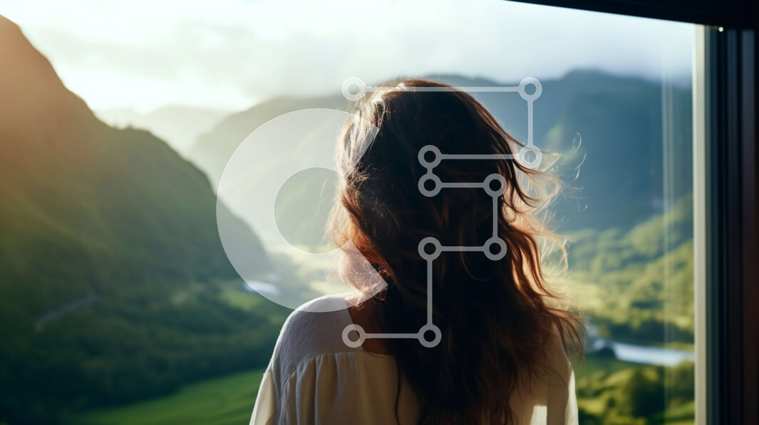 Intra Συλλεκτικό Ξύλινο Παζλ Plywood  4mm - Γυναίκα που απολαμβάνει τη θέα από ένα ανοιχτό παράθυρο προς τα βουνά και τις κοιλάδες Σε Ξύλινο Κουτί - Διαστάσεις: 10x10 cm – 25 κομμάτια